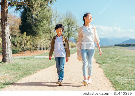 走在路上的小學生（全身） 81440559