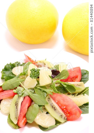 Tosa Pomelo Kiwifruit Tomato Salad 明亮的背景 81440894