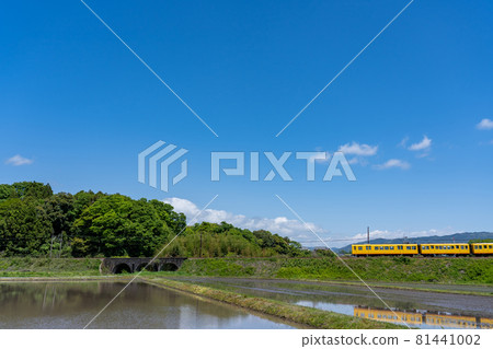 Sangi Railway Hokusei Line yellow light railway passing through Megane Bridge in Inabe City, Mie Prefecture Sangi Railway Hokusei Line yellow light railway passing through Megane Bridge in Inabe City, Mie Prefecture 81441002