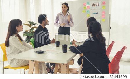 Business project presentation by proficiently skilled businesswoman team leader 81441299