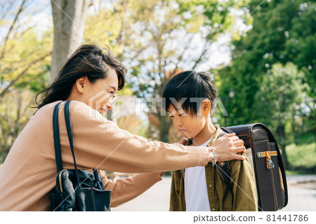 男孩在媽媽的鼓勵下 81441786