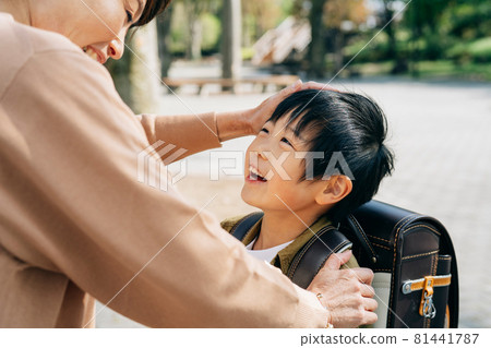 一個很高興被媽媽誇獎的男孩 81441787