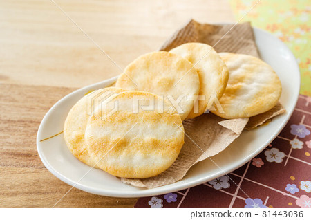 Salad cracker 81443036