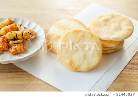 Salad rice crackers and okaki 81443037