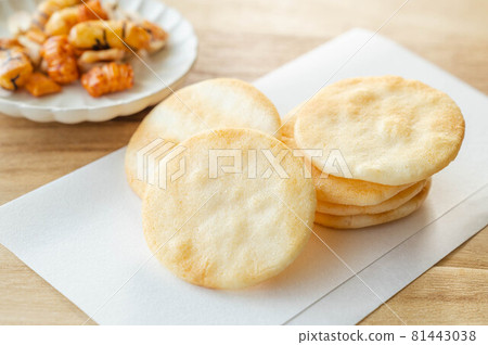 Salad rice crackers and okaki 81443038
