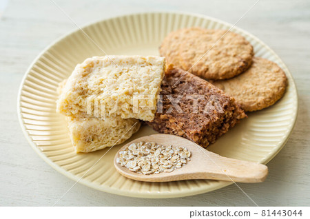 燕麥蓬鬆饅頭和燕麥餅乾 81443044