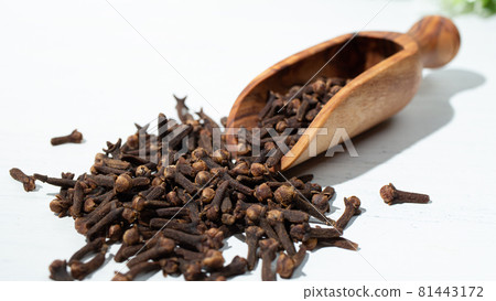 在丁香（丁香、丁香）或丁香（英文：Clove）、印度菜、印度菜等中用作香料。 81443172