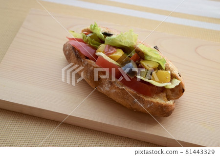 Provencal salad sandwich 81443329