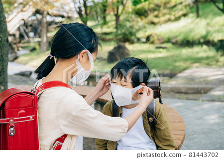 為男孩戴上面具的女孩 81443702