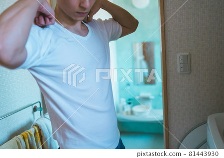 A man after a bath wearing a T-shirt 81443930