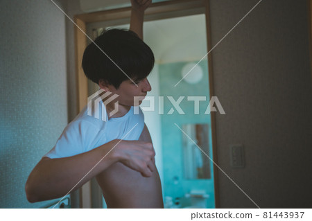 A man after a bath wearing a T-shirt 81443937