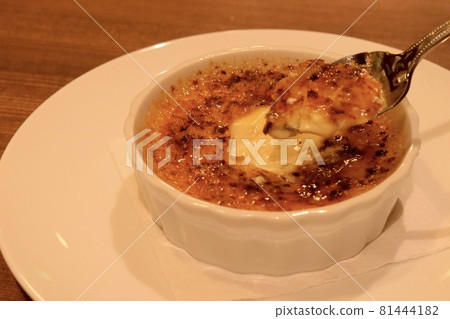Brulee with caramelized surface 81444182