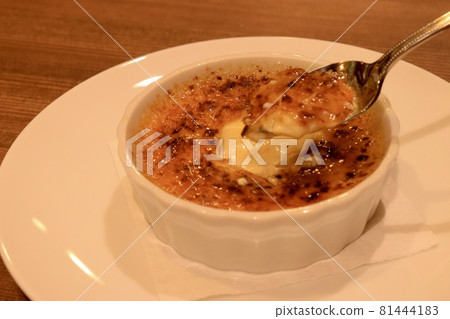 A delicious brulee scooped with a spoon 81444183