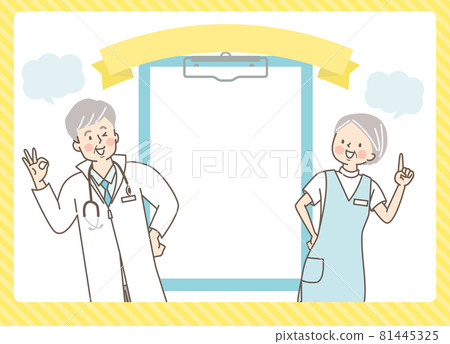 一位微笑的高級醫護人員解釋疫苗 81445325