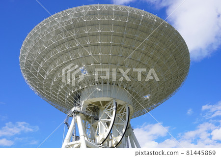 Parabolic antenna looking up at the sky 81445869
