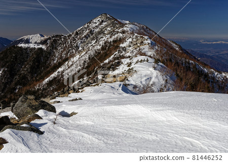冬天從南阿爾卑斯山、鳳凰三山和藥師嶽山脊線看到的觀音岳 冬天從南阿爾卑斯山、鳳凰三山和藥師嶽山脊線看到的觀音岳 81446252