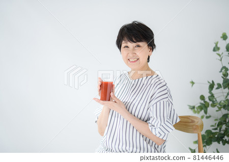 Senior women vegetable juice tomato juice 81446446
