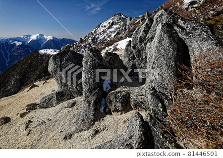 山脊線上的奇岩千丈岳和觀音山的景色。 山脊線上的奇岩千丈岳和觀音山的景色。 81446501