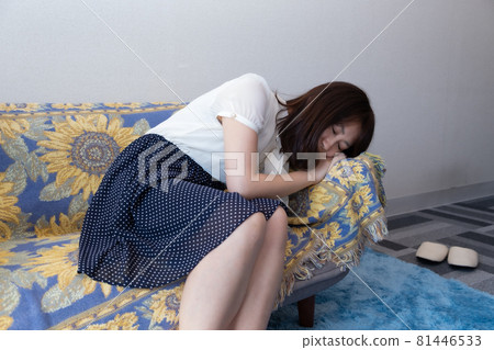 Woman lying on the sofa and sleeping 81446533