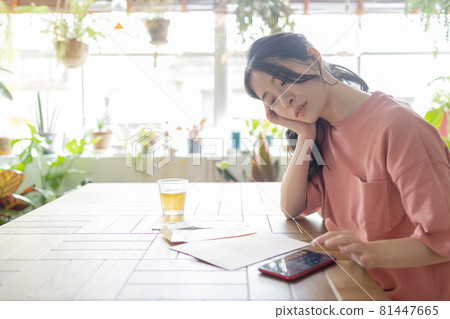 Young woman worried about seeing an invoice 81447665