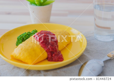 Omelet rice tableware close-up material 81448724