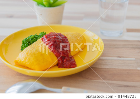 Omelet rice tableware close-up material Omelet rice tableware close-up material 81448725