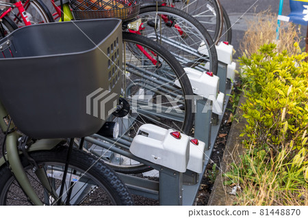 超市裡帶鑰匙的自行車停車場 超市裡帶鑰匙的自行車停車場 81448870