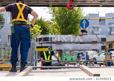 Workers unloading materials from the truck bed Workers unloading materials from the truck bed 81449025
