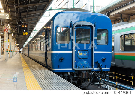 The Sleeper Express Galaxy is a Blue Train train that connects Tokyo and Osaka. 81449361
