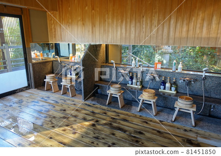 在浴缸裡放鬆 81451850