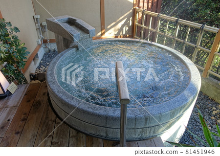 Relax in the bath 81451946
