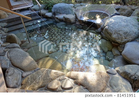 Relax in the bath 81451951