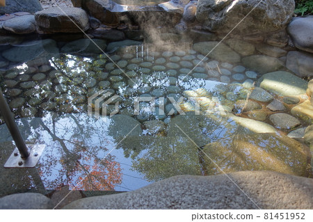 Relax in the bath 81451952