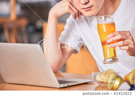年輕人在網上酒會上喝醉了 年輕人在網上酒會上喝醉了 81452022