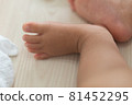 嬰兒的腳在地板上打盹 81452295