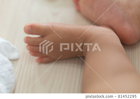 嬰兒的腳在地板上打盹 嬰兒的腳在地板上打盹 81452295