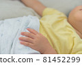 一個孩子睡午覺的圖片 81452299