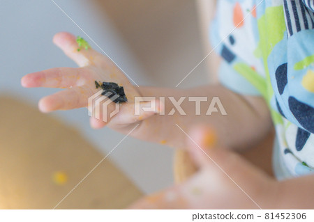 Baby's hand to grab and eat Baby's hand to grab and eat 81452306