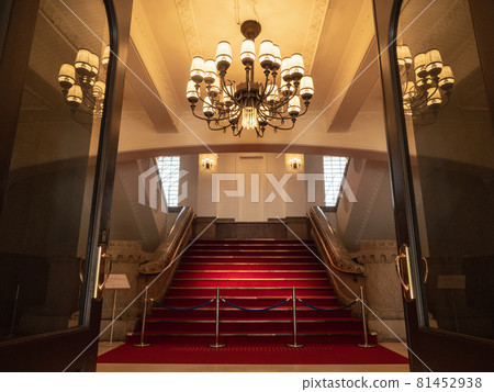 Western-style building entrance 81452938