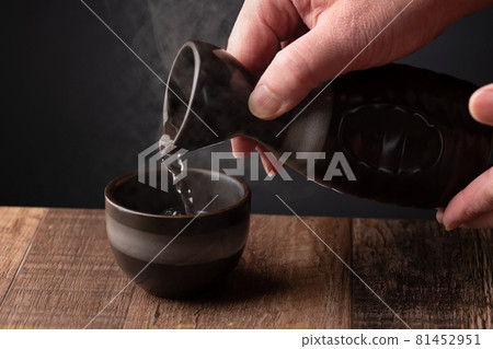 Evening drink, pour sake Evening drink, pour sake 81452951