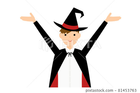 萬聖節服裝，一個男孩打扮成巫婆舉起雙臂的姿勢 81453763