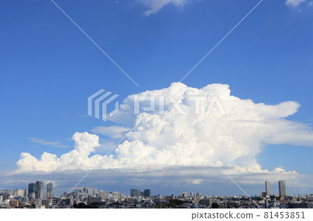 在城市發展的積雨雲 81453851