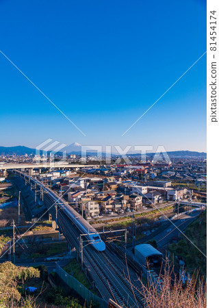 (Shizuoka Prefecture) Shinkansen running in Shizuoka city, Mt. Fuji distant view 81454174