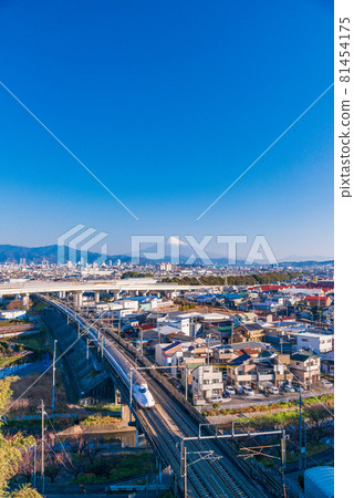 (靜岡縣)靜岡市內運行的新幹線,富士山遠景 (靜岡縣)靜岡市內運行的新幹線,富士山遠景 81454175