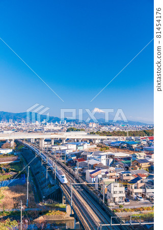 (靜岡縣)靜岡市內運行的新幹線,富士山遠景 (靜岡縣)靜岡市內運行的新幹線,富士山遠景 81454176