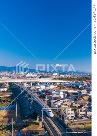 (靜岡縣)靜岡市內運行的新幹線,富士山遠景 (靜岡縣)靜岡市內運行的新幹線,富士山遠景 81454177