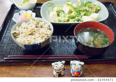 Okinawan food and shisa 81454471