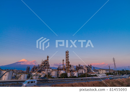 (靜岡縣) 伊原日經化學工業/工廠的富士山夜景 (靜岡縣) 伊原日經化學工業/工廠的富士山夜景 81455093