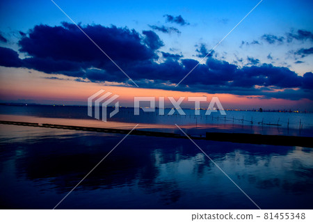 千葉夕陽和烏雲的陰影 千葉夕陽和烏雲的陰影 81455348