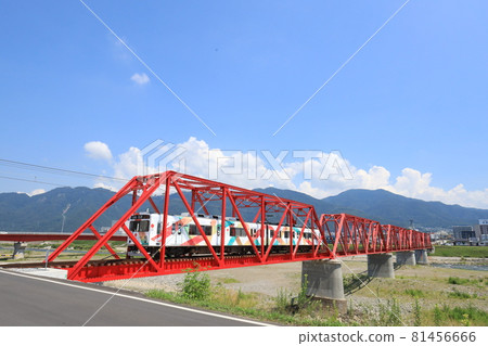 跨越千曲川大橋的上田電鐵別所線 81456666